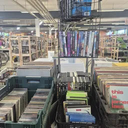 Bakken en rekken vol met tweedehands dvd's, blu-rays en films in een kringloopwinkel