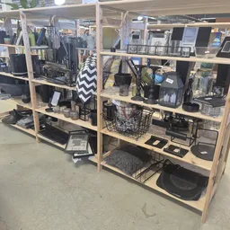 Houten stellingen met tweedehands huishoudelijke artikelen en accessoires