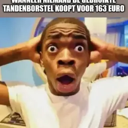 Geanimeerd gezicht met extreem uitpuilende ogen en mond
