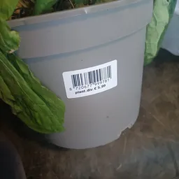 Prijssticker met barcode op een grijze plantenpot