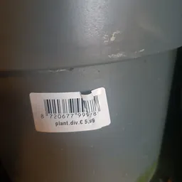 Prijssticker met barcode op grijs kunststof voorwerp
