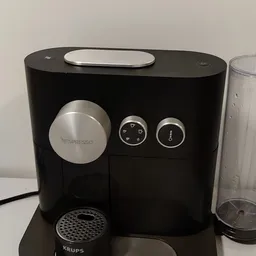 Nespresso-koffiemachine in zwart met zilveren accenten, close-up van het apparaat