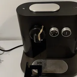 Zwart koffiezetapparaat met waterreservoir en bedieningsknoppen van dichtbij