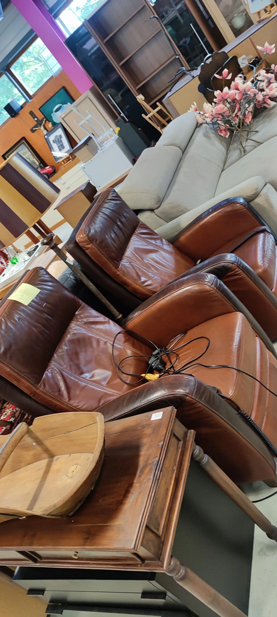 Bruinleren fauteuils en stoelen met een stroompje op de zitting