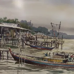 Vissersboten en hutten aan een rivier in mistig weer