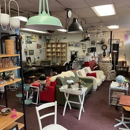 Winkelvloer met verschillende meubels, lampen, servies en decoratieartikelen uitgestald