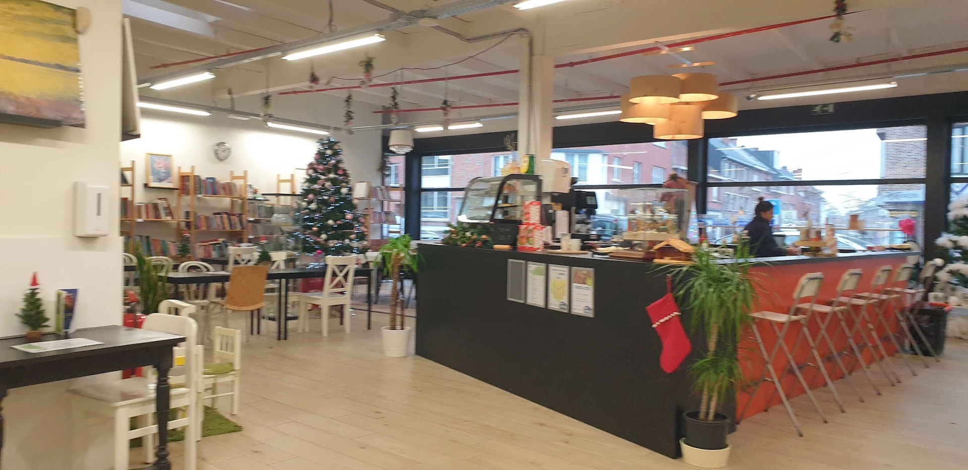 Winkelinterieur met kerstdecoratie, toonbank, zithoeken en diverse artikelen op stellingen