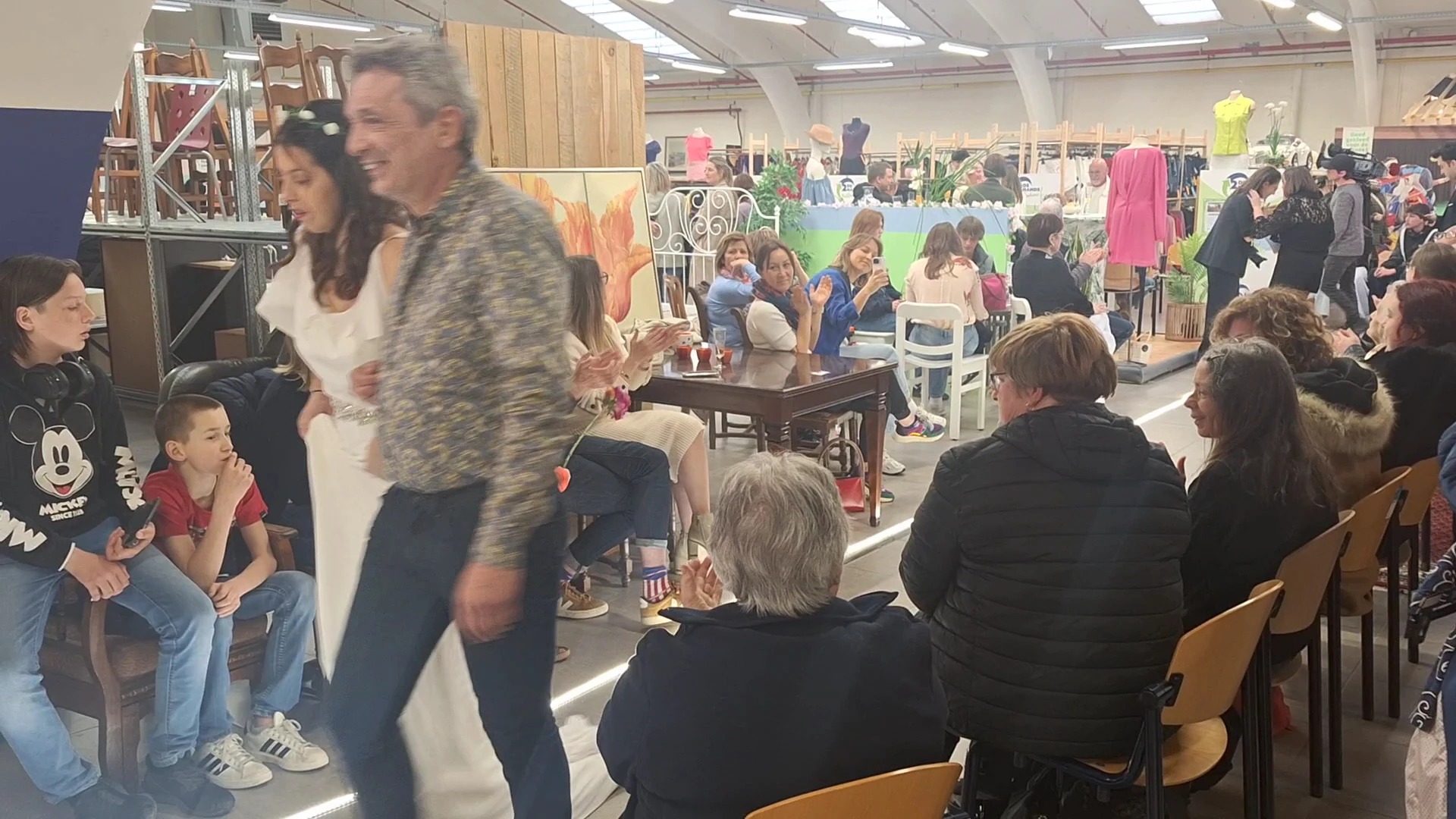 Groep bezoekers in de winkel tijdens een evenement met mensen die samen dansen of musiceren