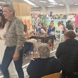 Groep bezoekers in de winkel tijdens een evenement met mensen die samen dansen of musiceren