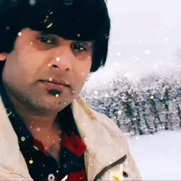 Man met bril en zwarte hoed tegen sneeuwlandschap