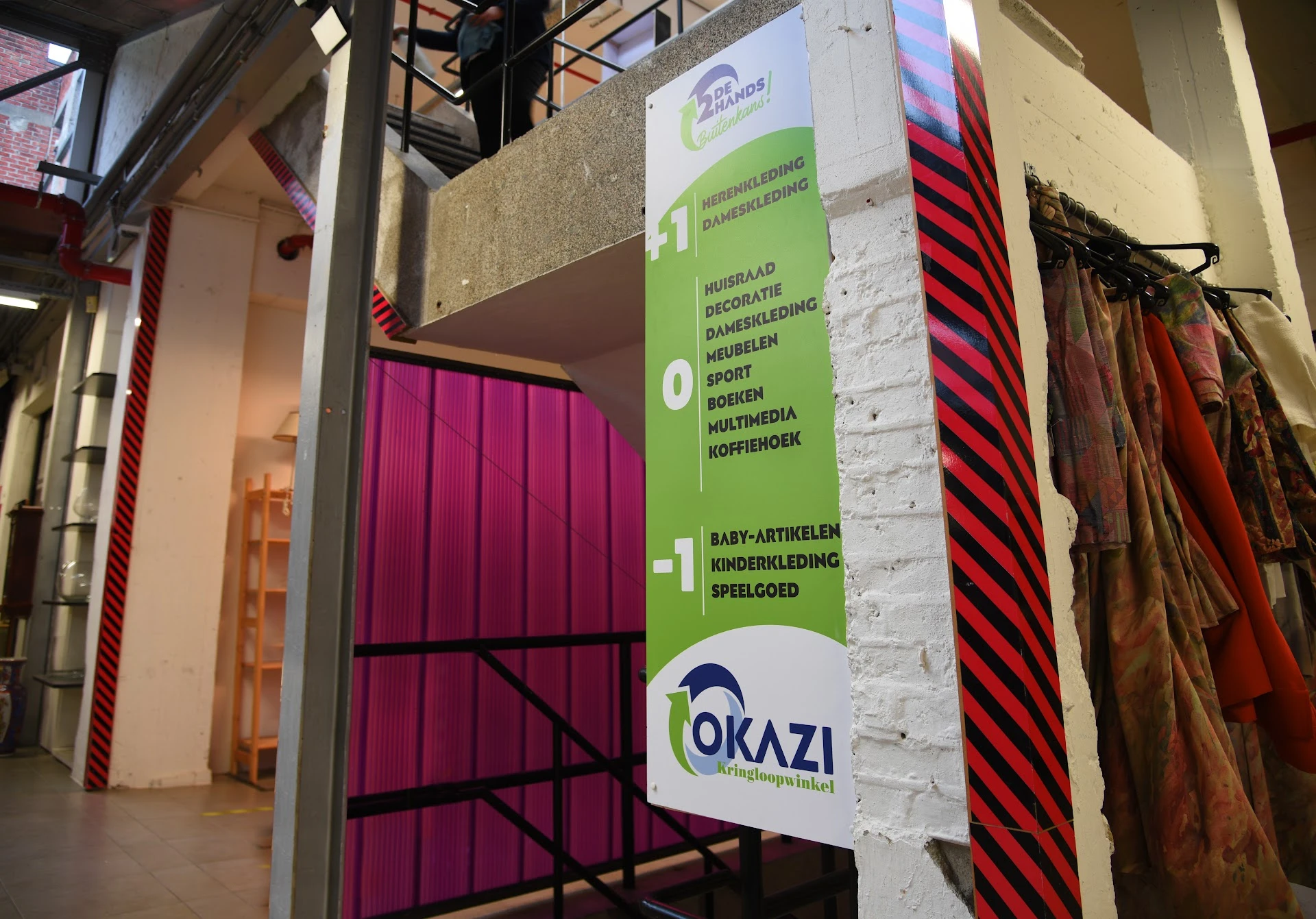 Kringloopwinkel Okazi in Hasselt met tweedehands bedden, boeken en elektronica