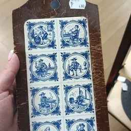 Zes Delfts blauwe tegels met ambachtslui in cirkelvormige decoraties