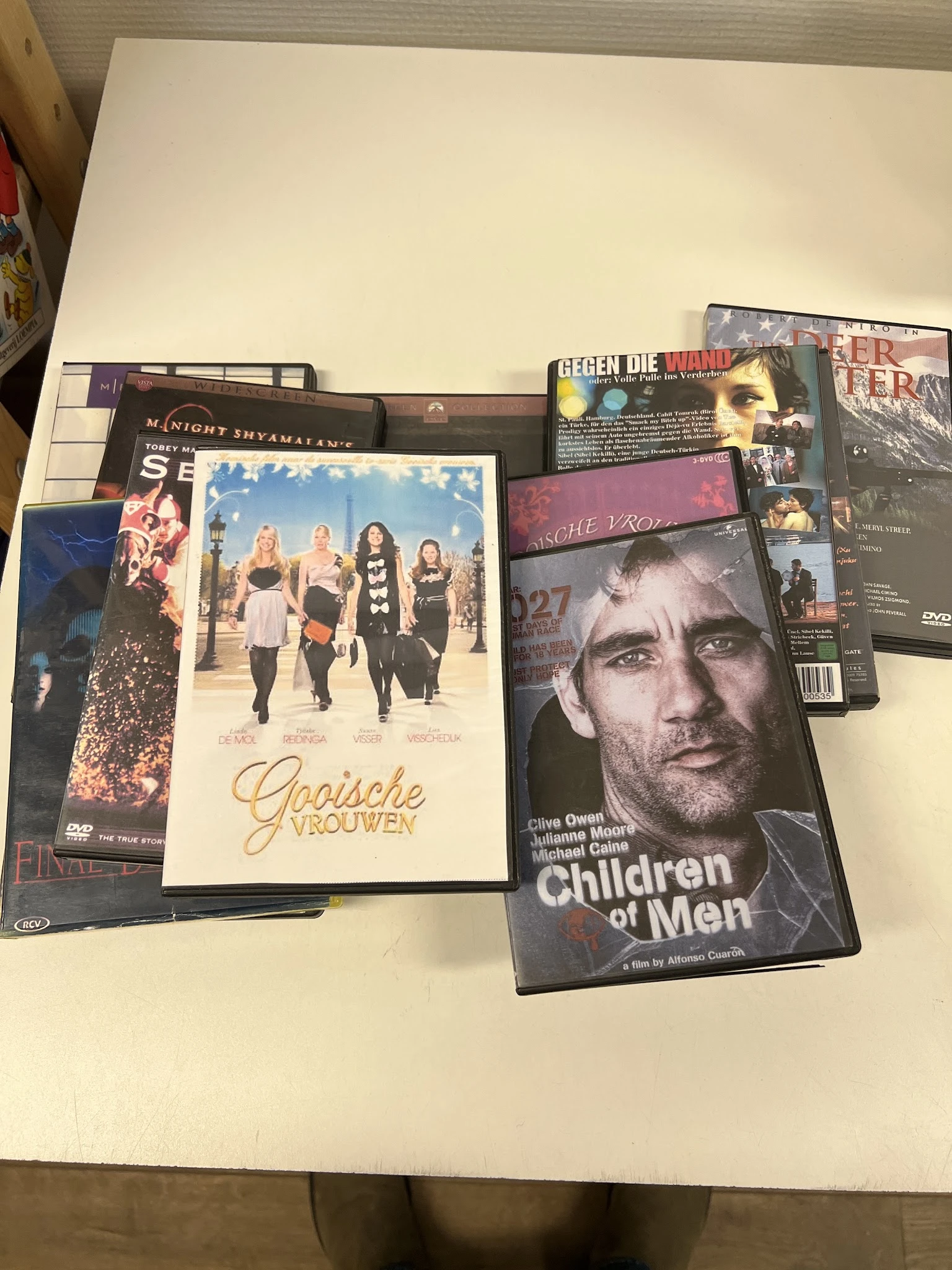 Verzameling tweedehands dvd's en films op een tafel