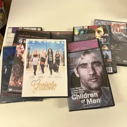 Verzameling tweedehands dvd's en films op een tafel