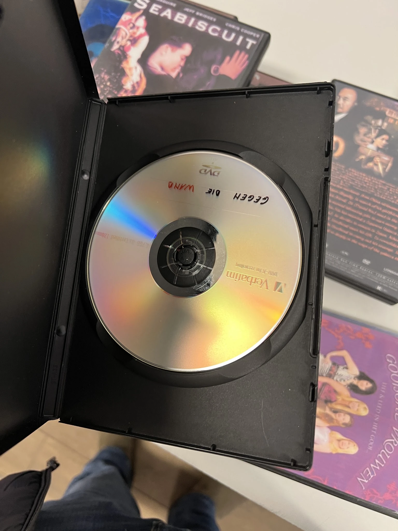 Een dvd-schijf in een dvd-hoesje, schuin gefotografeerd