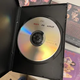 Een dvd-schijf in een dvd-hoesje, schuin gefotografeerd