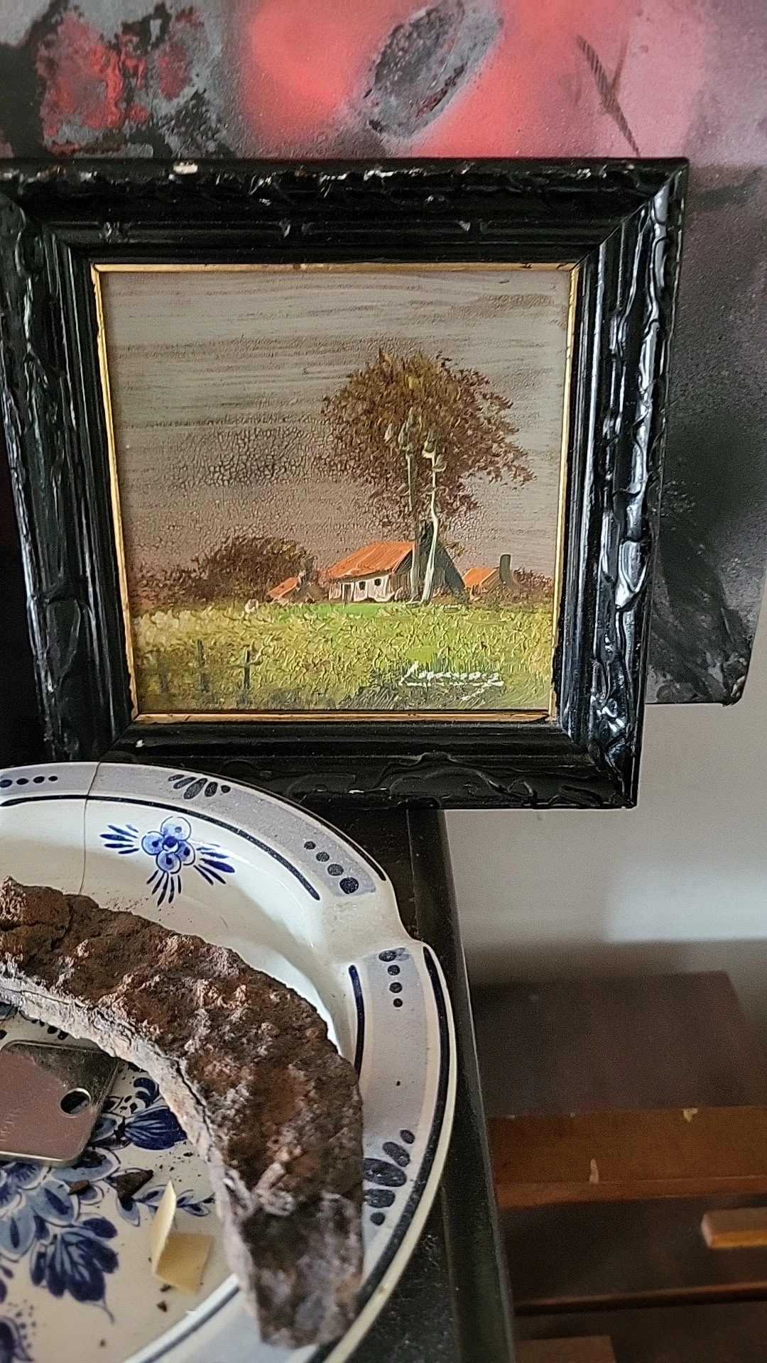 Schilderij met landschapsmotief en decoratief servies met blauwe bloemenprint