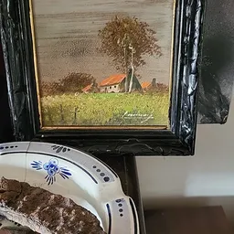Schilderij met landschapsmotief en decoratief servies met blauwe bloemenprint
