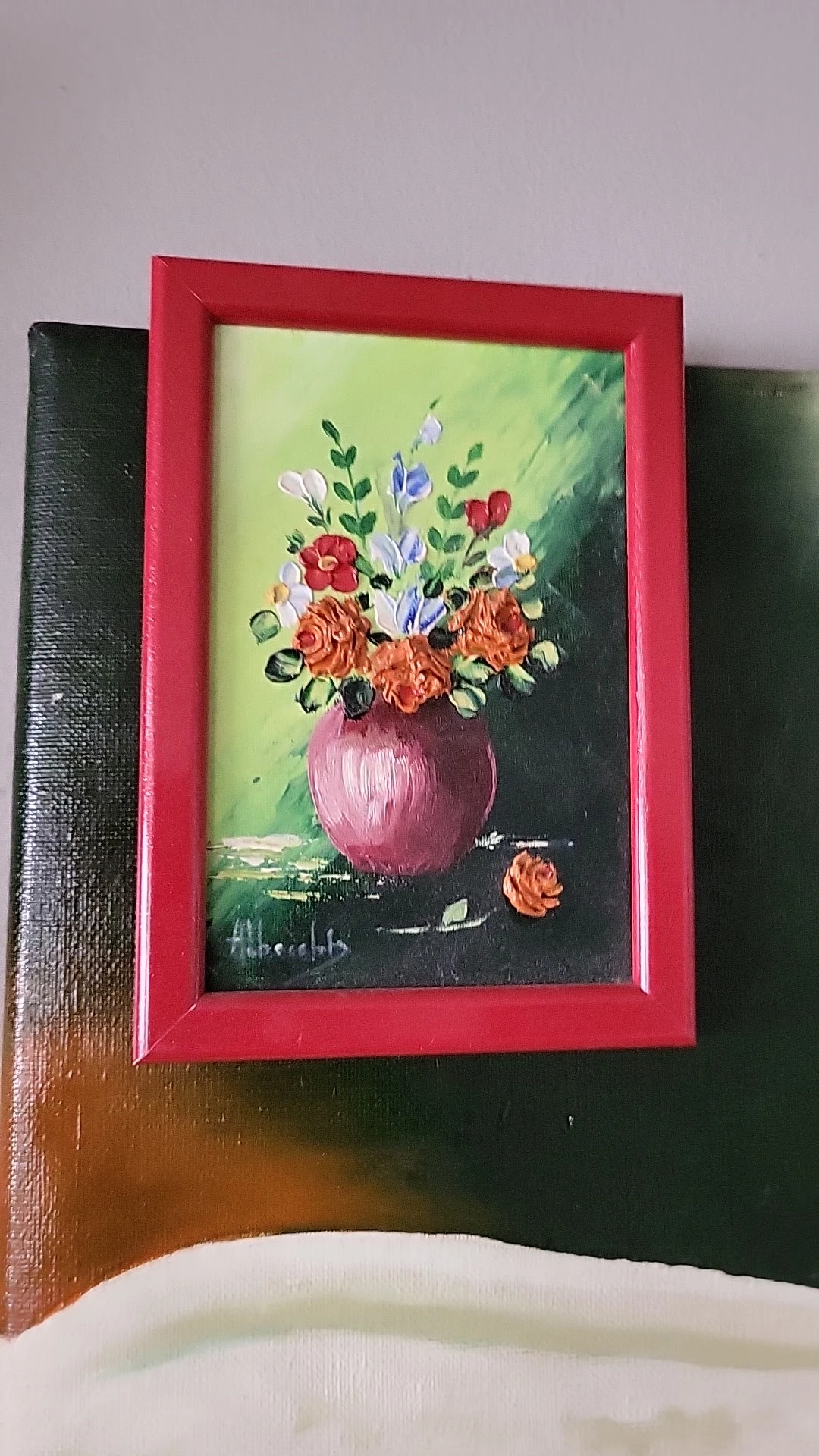 Geschilderd stilleven met roze vaas en kleurige bloemen op donkergroene achtergrond