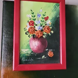 Geschilderd stilleven met roze vaas en kleurige bloemen op donkergroene achtergrond