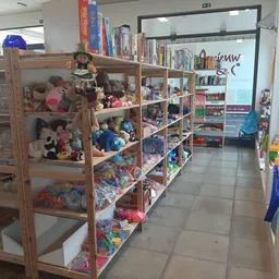 Winkelvloer met houten stellingen vol met speelgoed, knuffels en verzamelobjecten
