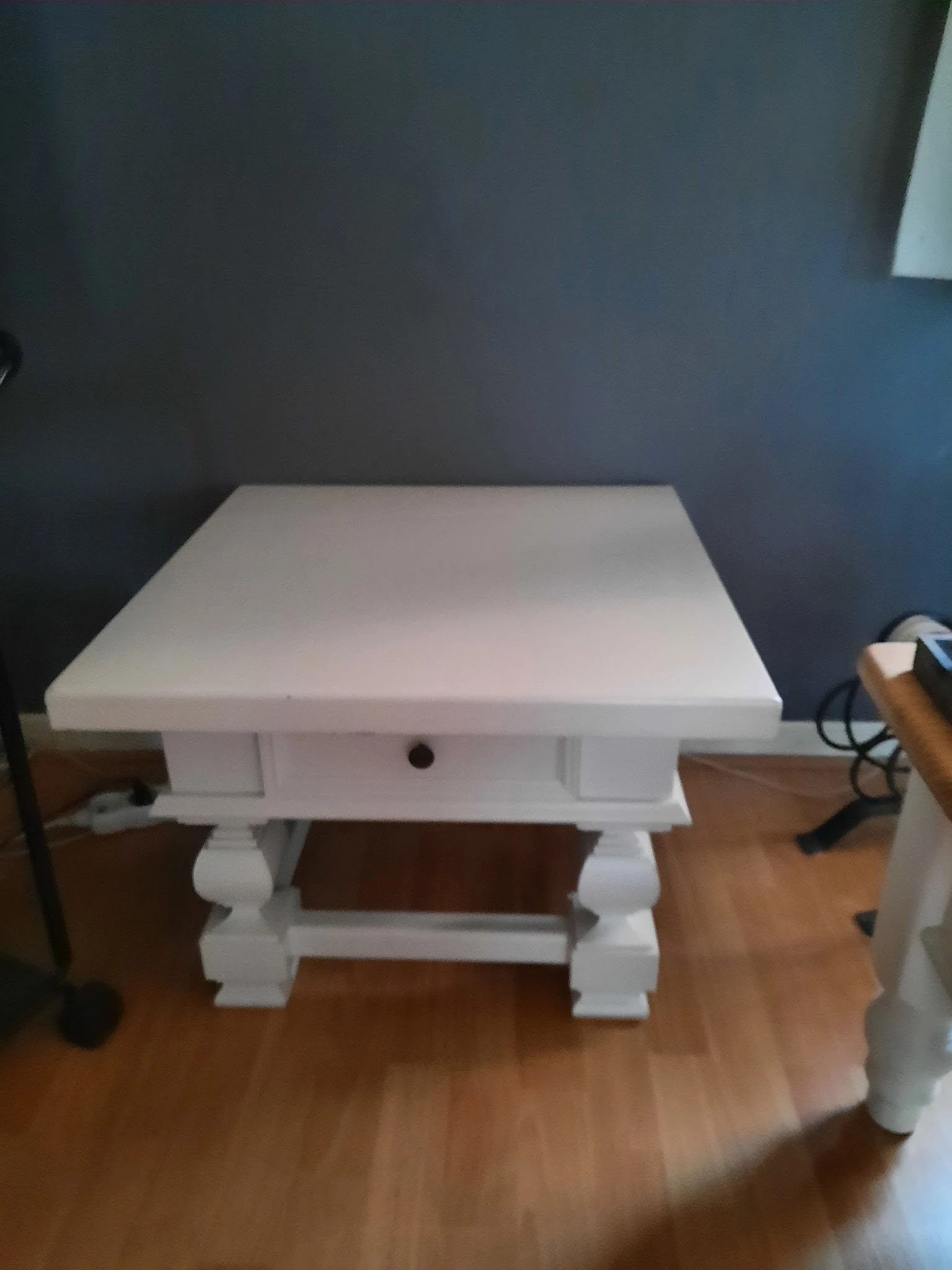 Wit houten nachtkastje met lade en onderplank