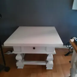 Wit houten nachtkastje met lade en onderplank