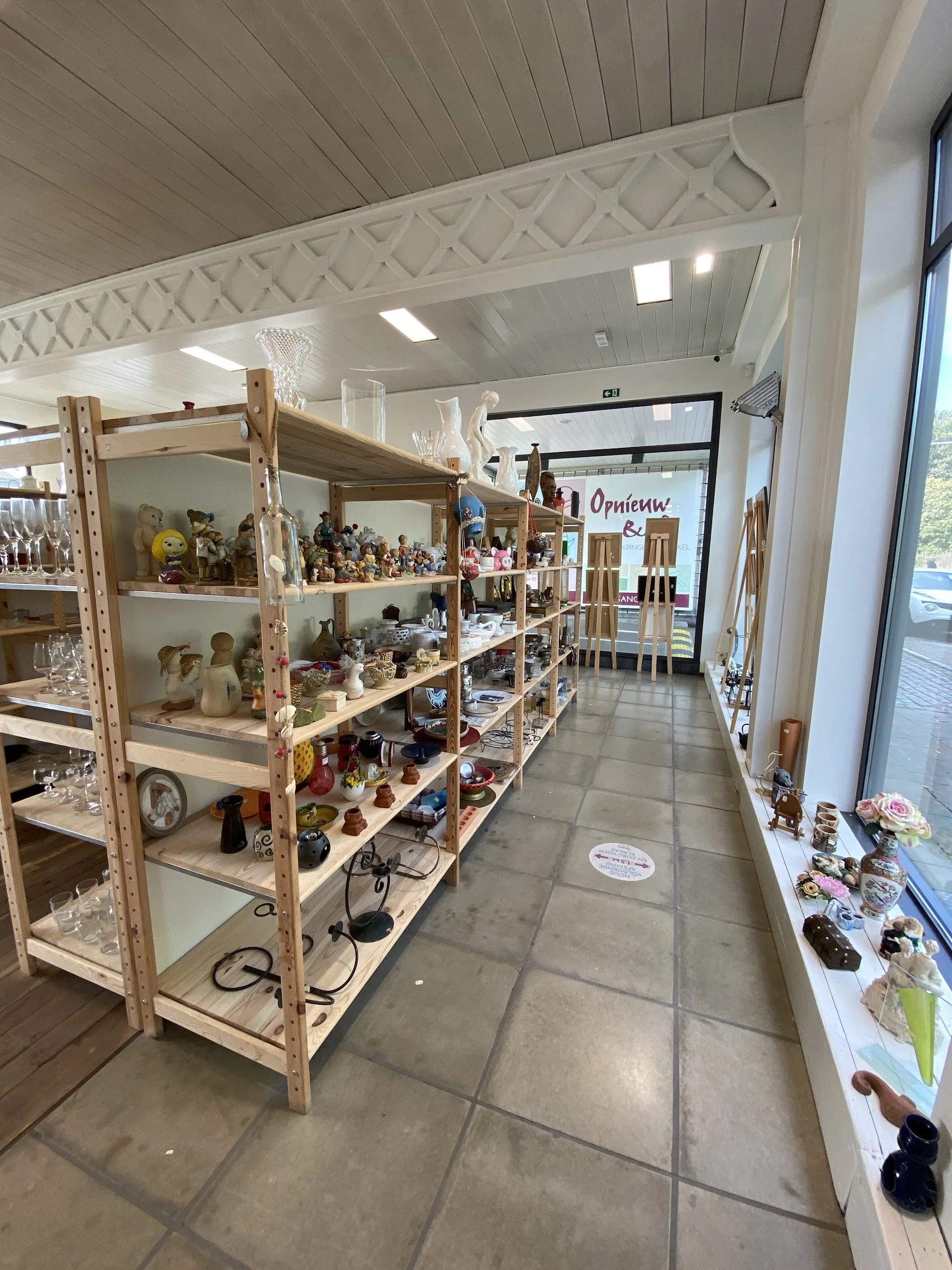 Kringloopwinkel Opnieuw & Co Mortsel in Mortsel met tweedehands meubels en kleding