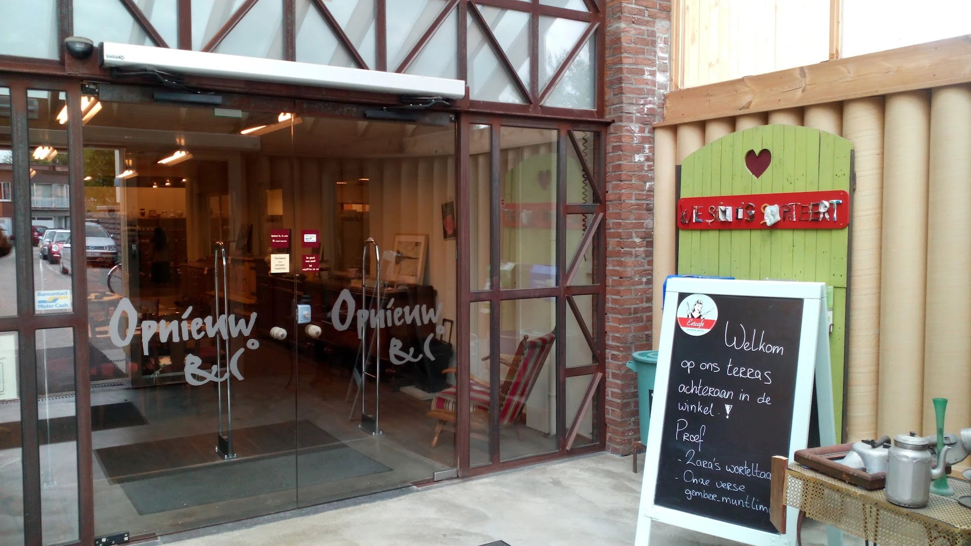Kringloopwinkel Opnieuw & Co Mortsel in Mortsel met tweedehands meubels en kleding
