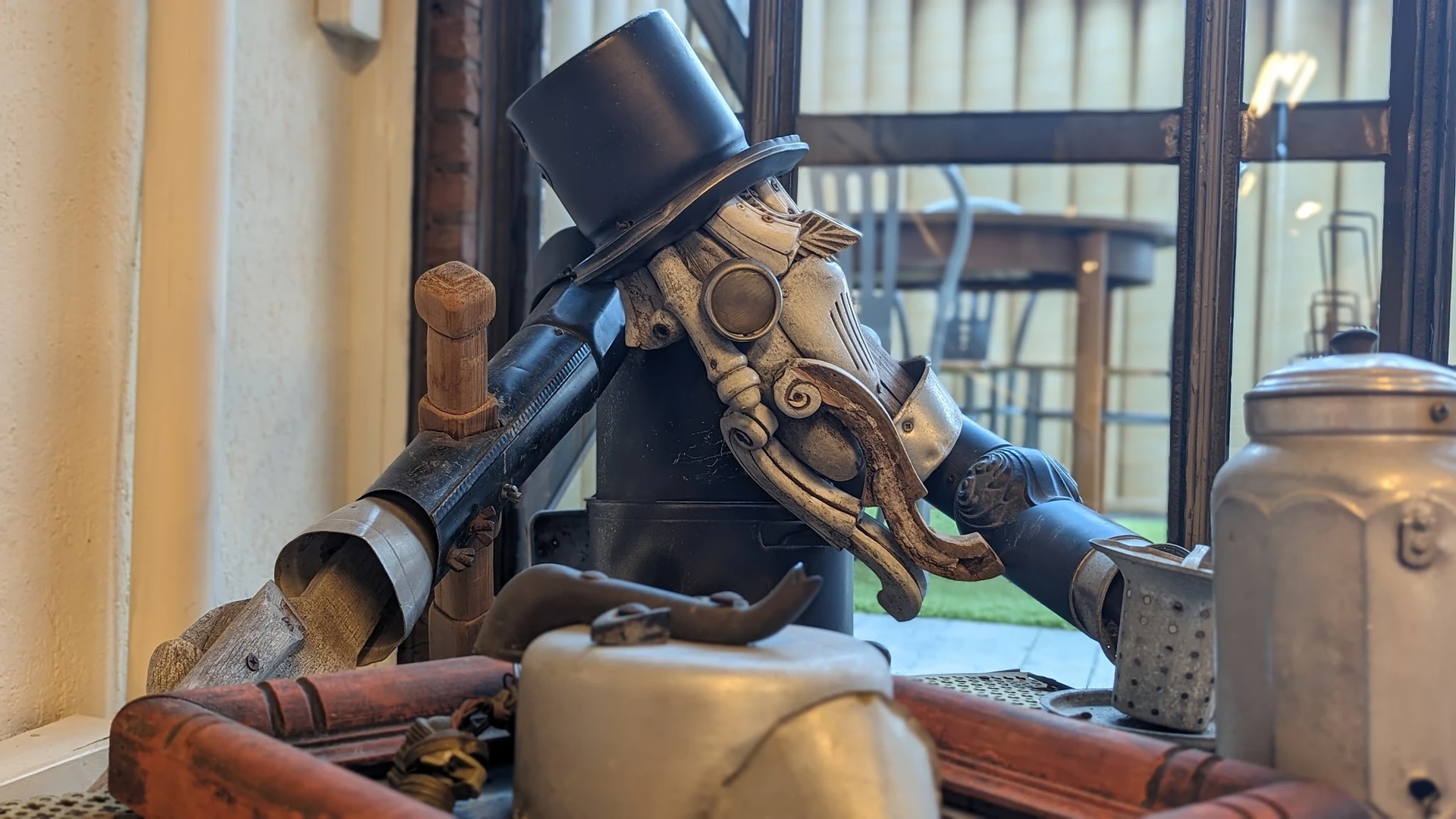Close-up van een decoratief steampunk-figuur met hoge hoed en механische details