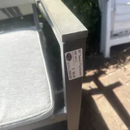 Close-up van een prijskaartje op de zijkant van een matras of kussen