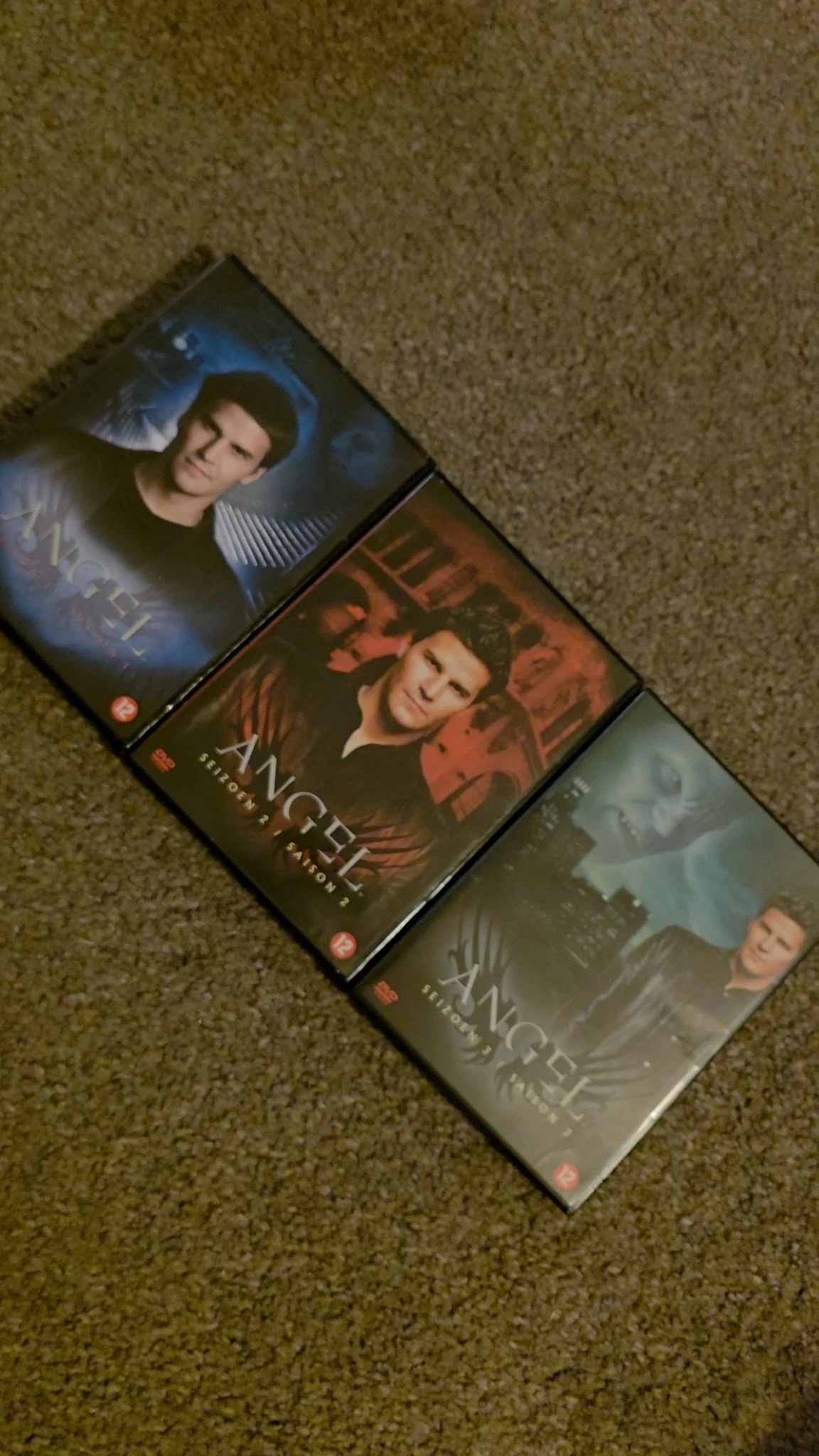 Drie dvd-boxsets van de tv-serie Angel op elkaar gestapeld