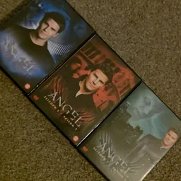 Drie dvd-boxsets van de tv-serie Angel op elkaar gestapeld