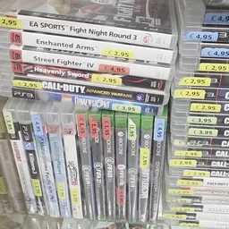 Rekken met tweedehands PlayStation 3-games, waaronder Call of Duty, Street Fighter en Lego Dimensions, met prijskaartjes