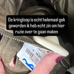 Prijssticker met barcode en bedrag van 26,80 euro op een kledingstuk