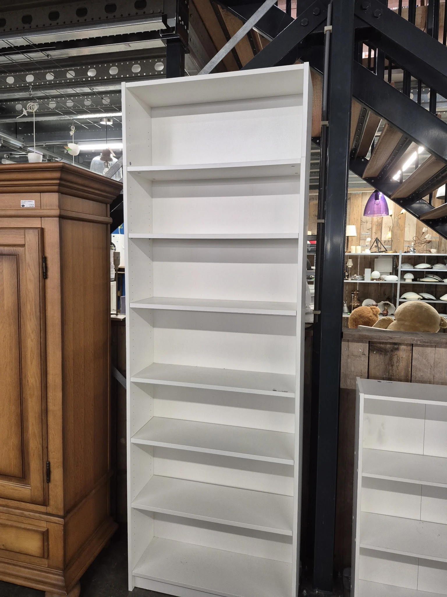 Witte open boekenkast met zes legplanken, gebruikt in de kringloopwinkel