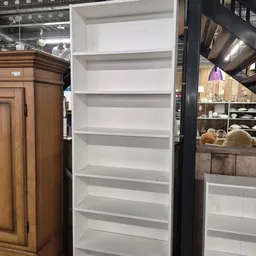 Witte open boekenkast met zes legplanken, gebruikt in de kringloopwinkel