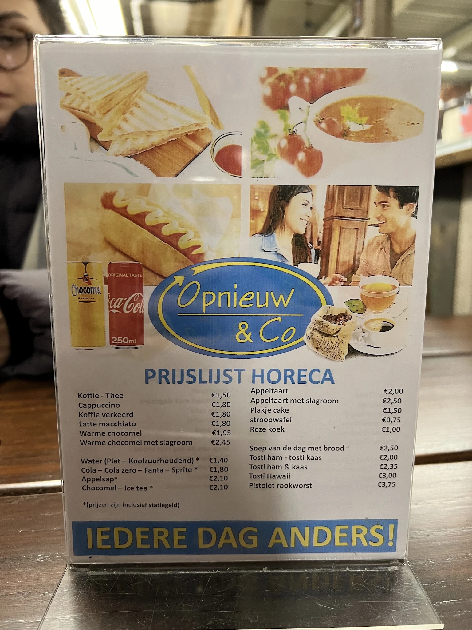 Leesbare menukaart van Opnieuw & Co met prijzen voor koffie, thee, cappuccino, appeltaart, puur brood en andere gerechten