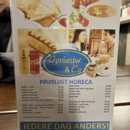 Leesbare menukaart van Opnieuw & Co met prijzen voor koffie, thee, cappuccino, appeltaart, puur brood en andere gerechten