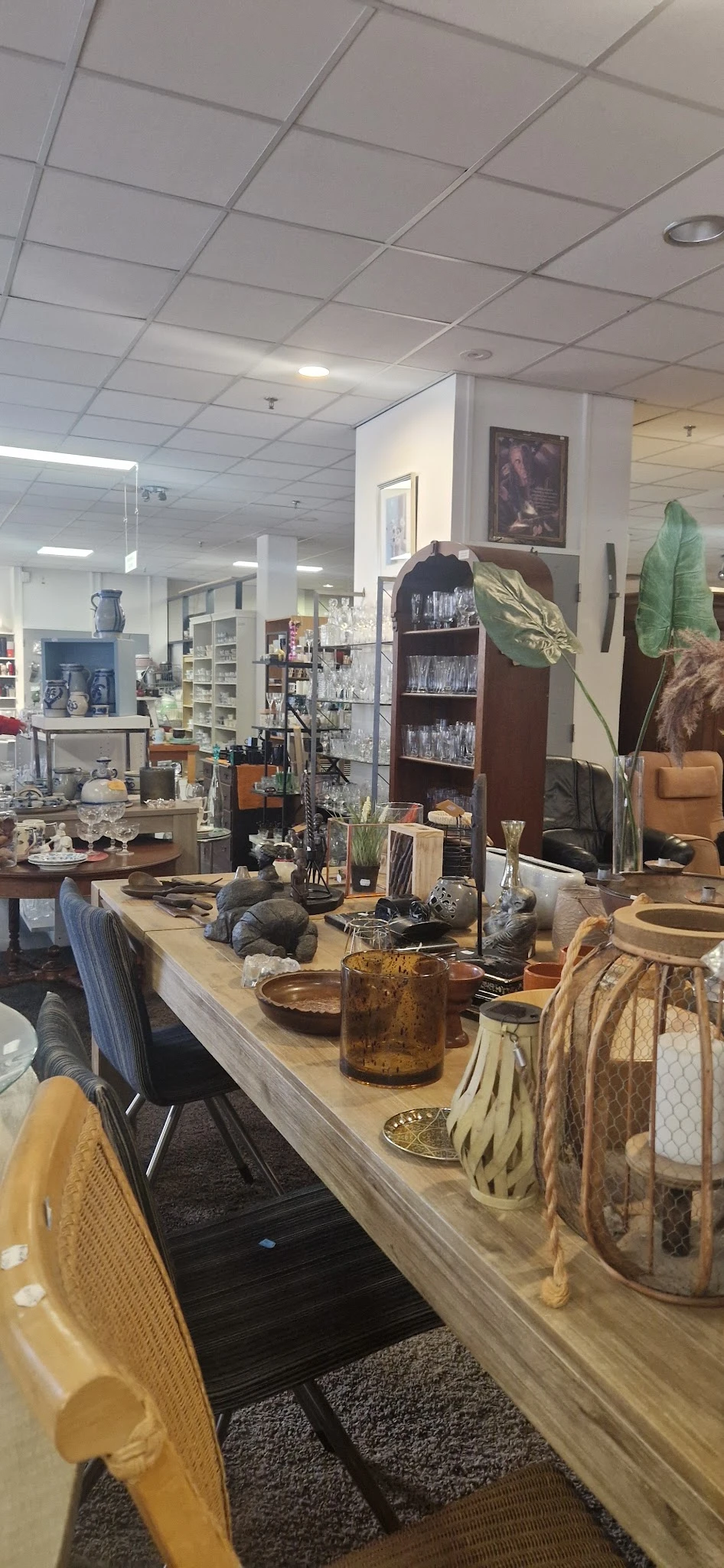 Winkelbinnenruimte met toonbanken, stellingen, diverse gebruiksartikelen en decoratie-items