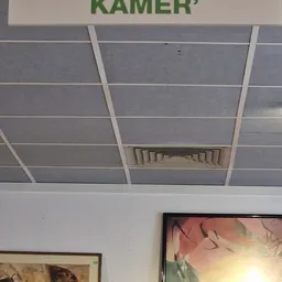 Systeemplafond met grijze tegels en een ventilatierooster