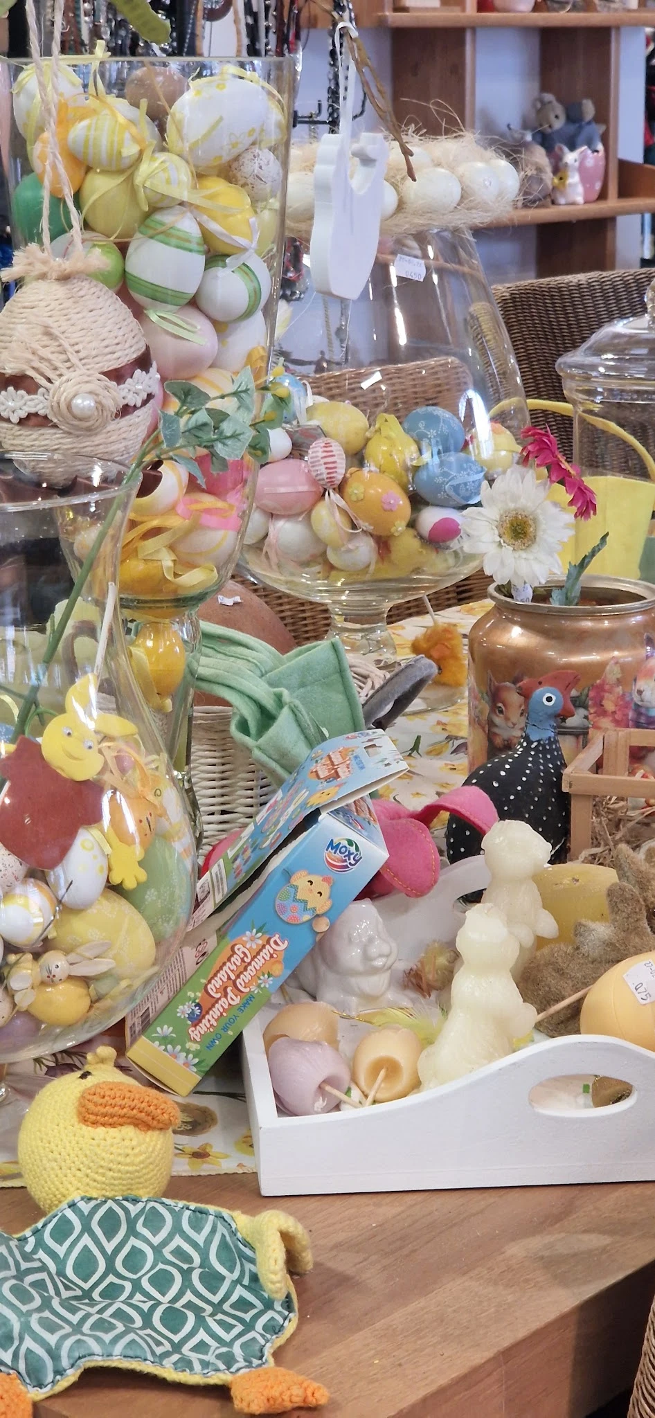 Vitrine met speelgoed, decoratiespullen en diverse huishoudartikelen in kringloopwinkel