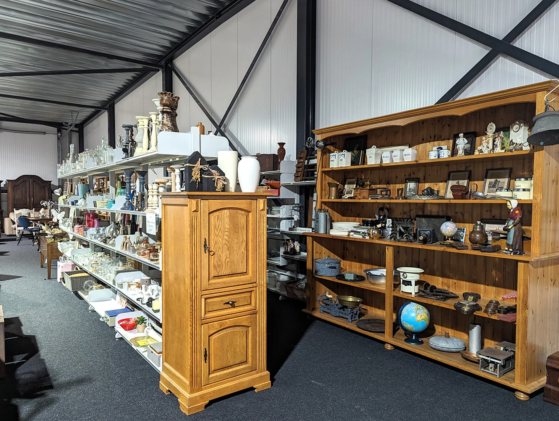 Kringloopwinkel OverThollig in Tholen met tweedehands boeken, gereedschappen en huis- en inrichting