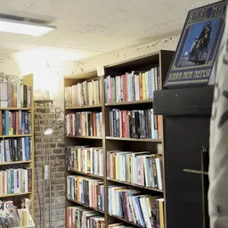 Boekenrekken met dvd's en cd's in een kringloopwinkel