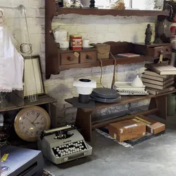 Winkelbinnenruimte met vintage meubels, boeken, typewriter, klok en huishoudartikelen uitgestald