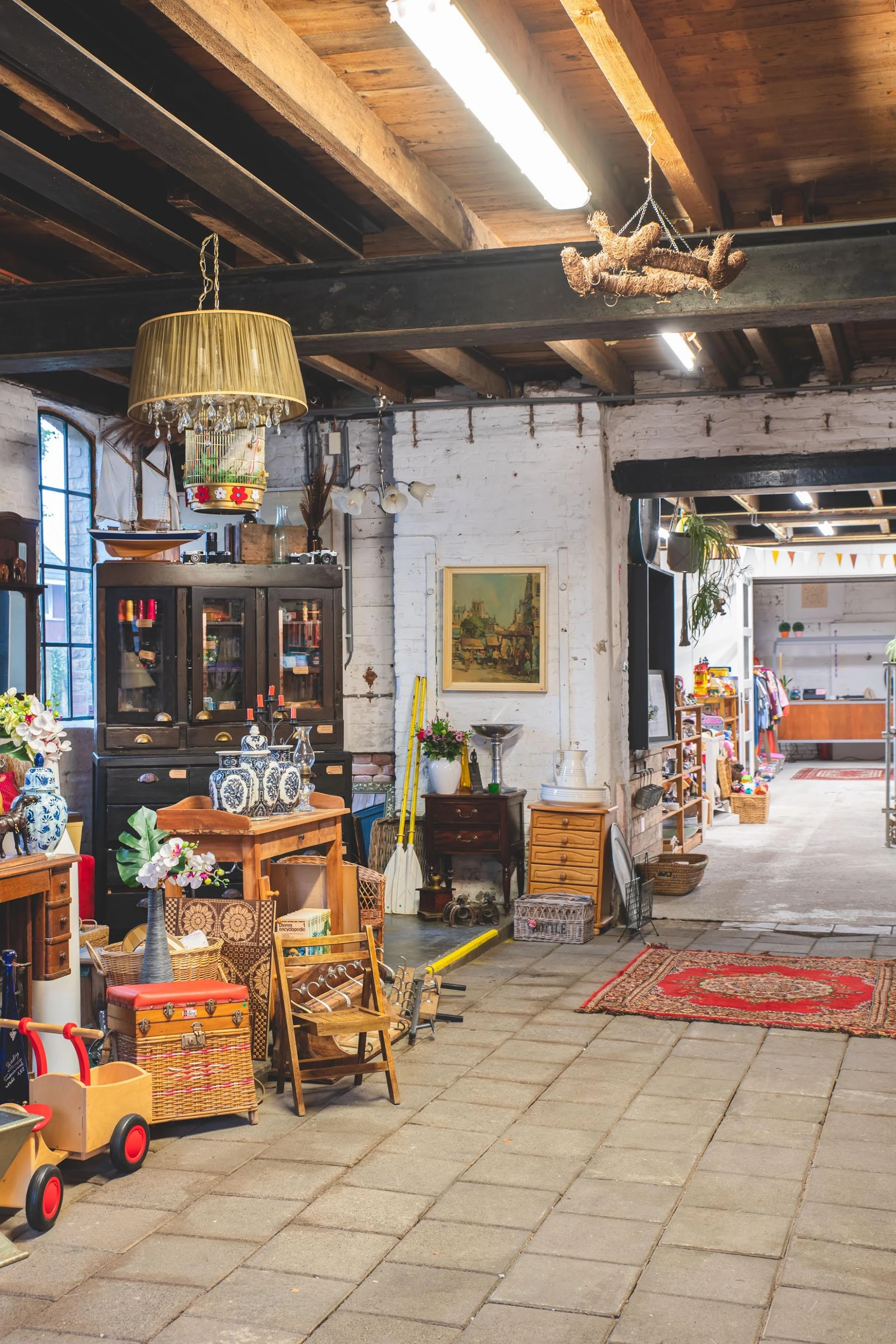 Kringloopwinkel Parels & Prul in Dongen met tweedehands meubels en kleding