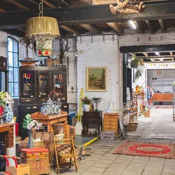 Winkelvloer van kringloopwinkel met meubels, vintage items, kroonluchter en decoratie