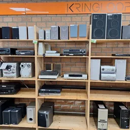 Houten stellingen met elektronische apparatuur: speakers, versterkers, cd-spelers en andere audio-apparaten.