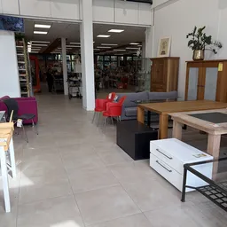 Winkelvloer met meubels, stoelen en kasten tentoongesteld in een ruime kringloopwinkel