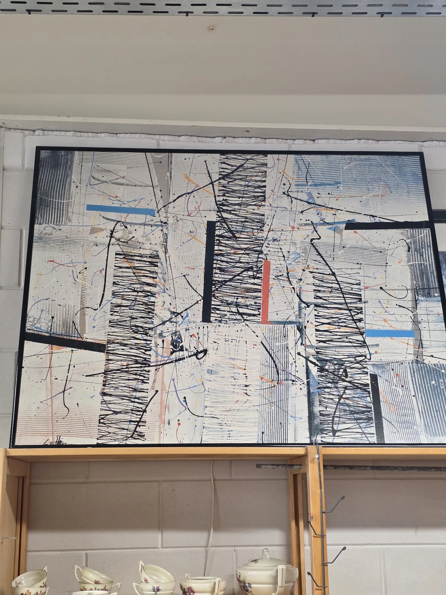 Abstract kunstwerk of getekend/beschilderd kunstwerk met zwarte lijnen, vlakken en kleuren op wit papier